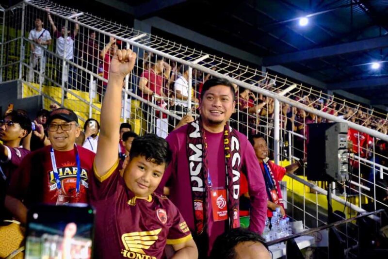 Bupati Gowa, Adnan Purichta Ichsan, Menonton Langsung Laga PSM Makassar vs Borneo FC, di Stadion Gelora Mandiri BJ Habibie, Parepare, Minggu 16 April 2023.