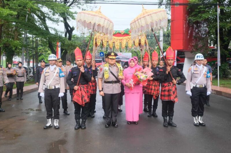 Kapolda Sulsel, Irjen Pol. Setyo Boedi Moempoeni Beserta Istri, Disambut Tradisi Angngaru dan Tarian Paddupa di Mapolda Sulsel, Jalan Perintis Kemerdekaan, Kota Makassar, Senin 3 April 2023