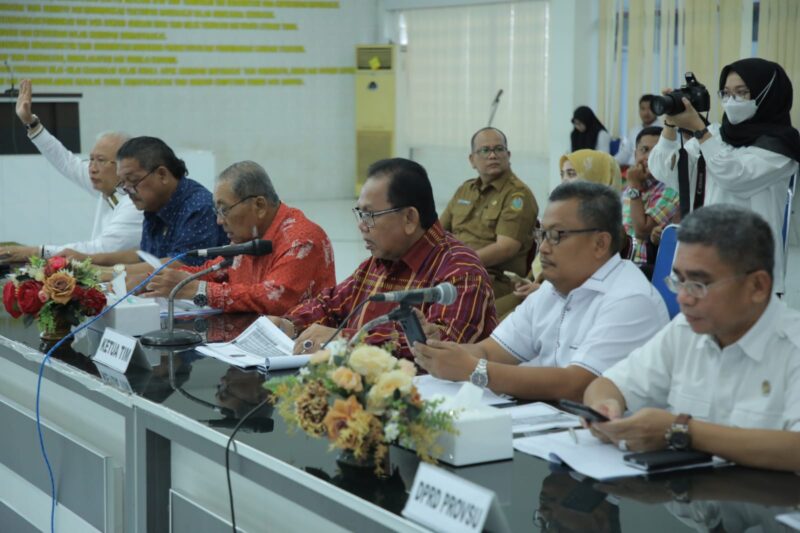 Bupati Asahan H. Surya, BSc bersama dengan Wakil Bupati Asahan Taufik Zainal Abidin Siregar, S. Sos, M. Si menyambut kedatangan Badan Anggaran DPRD dan TAPD Provinsi Sumatera Utara (Provsu) di Aula Melati Kantor Bupati Asahan, Senin (03/04/2023)