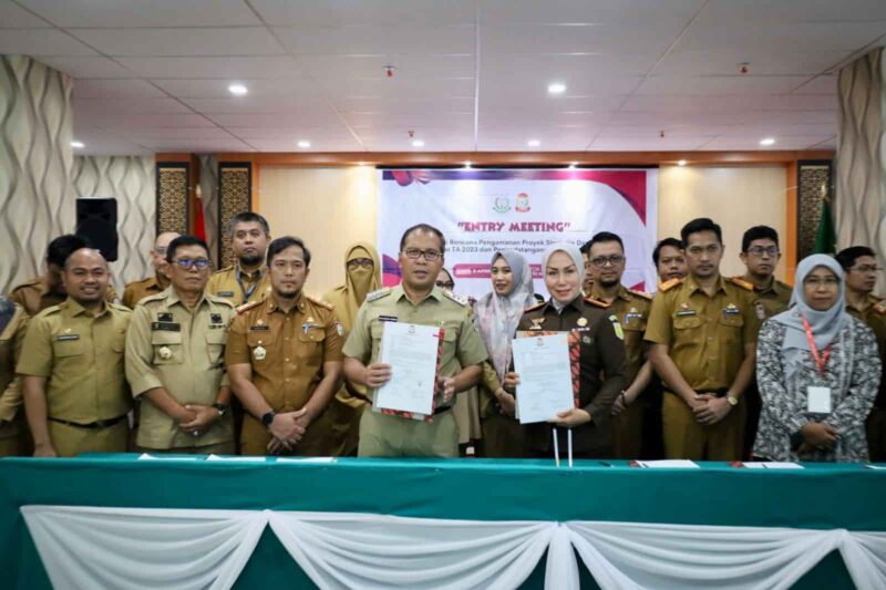 Wali Kota Makassar, Ir. Moh. Ramdhan Pomanto, Melakukan Penandatanganan Pakta Integritas dengan Kepala Kejaksaan Negeri Makassar, Dalam Rangka Pengawalan Proyek Strategis Pemkot Makassar, di Kantor Kejari Makassar, Jalan Amanagappa, Senin 3 April 2023