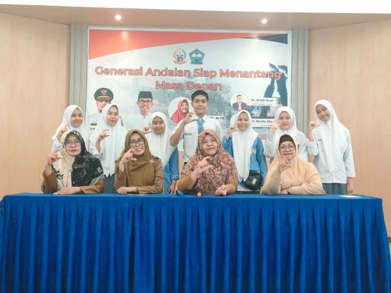 Kepala UPT SMAN 17 Makassar, Sumiati, S.Pd, M.Pd, Melaksanakan Forum Generasi Andalan Siap Menantang Masa Depan, di Aula Sekolah, Selasa 4 April 2023.