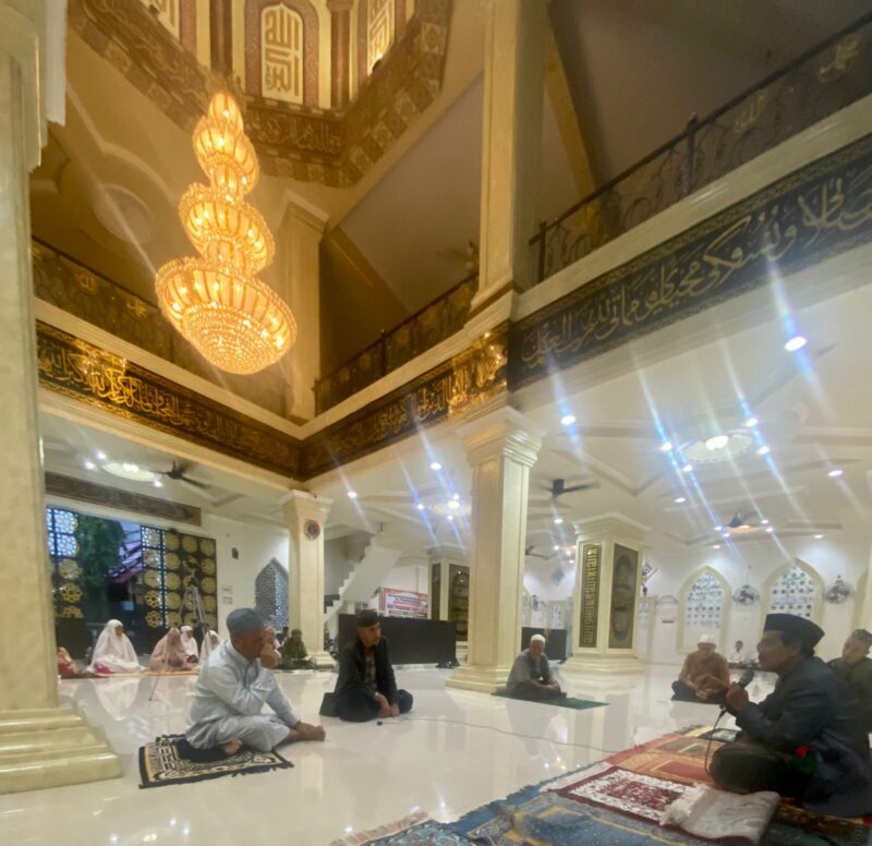 Pengajian Subuh di Masjid Jami’atul Khaeriyah Siwa oleh Anregurutta Drs KH Muhammad Ideman Salewe M. Thi ( kanan ) dialig Interktif kepada Jamaah terkait tatacara Shalat Sunnah Rabu 5 April 2023.