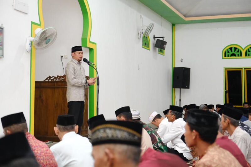 Bupati Gowa, Dr. Adnan Purichta Ichsan, SH, MH, Melaksanakan Salat Tarawih di Masjid Jabal Nur, Kecamatan Menuju, Selasa 4 April 2023.