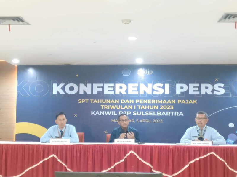 Kepala Kanwil DJP Sulselbartra, Arridel Mindra, Menggelar Konferensi Pers, di Aula Lantai 5 Gedung Kanwil DJP Sulselbartra, Rabu 5 April 2023.