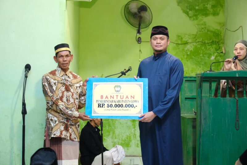 Bupati Gowa, Dr. Adnan Purichta Ichsan, SH, MH, Memberikan Bantuan di Masjid Babussalam, Rabu 5 April 2023