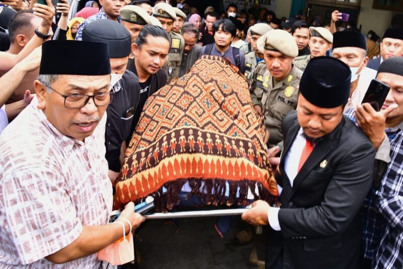 Guberbur Sulawesi Selatan Andi Sudirman Sulaiman Melepaskan Jenazah Almarhum Syukur Bijak di RSUP Wahidin Sudirohusodo Makassar Kamis 6 April 2023