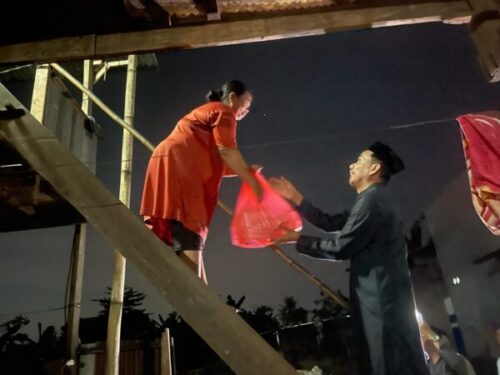 Gerebek Sahur, Ketua DPRD Kota Makassar, Rudianto Lallo, Membagikan Makanan Kepada Warga Kampung Mannuruki, Kecamatan Biringkanaya, Jum'at 7 April 2023.
