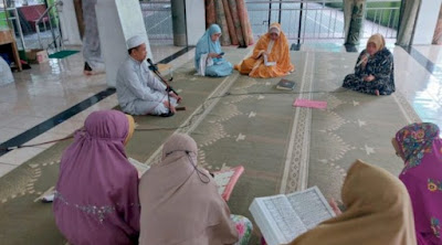 Aparatur Sipil Negara (ASN) Lingkup Sekwan DPRD Kota Makassar, Mengikuti Program Pemkot Makassar Mengaji, di Masjid Al-Musyawarah, Senin 10 April 2023.