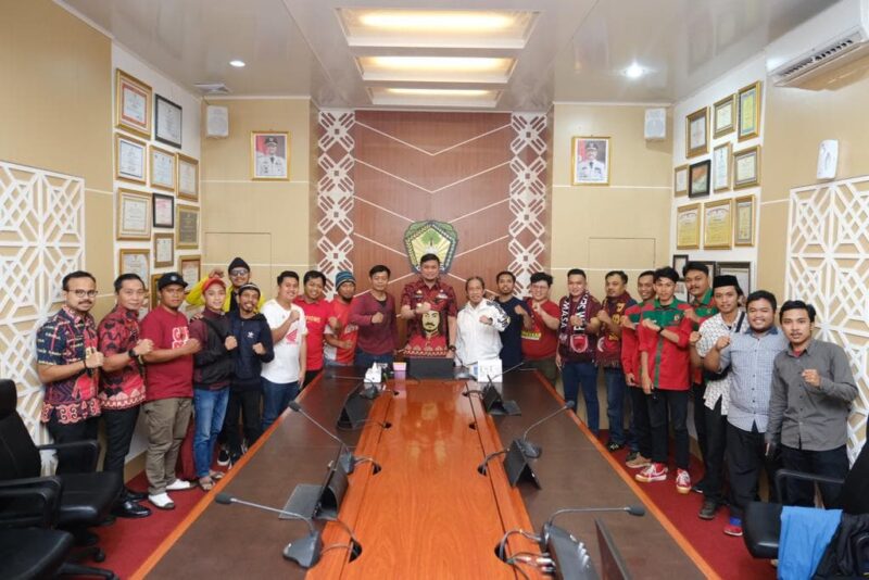 Bupati Gowa, Adnan Purichta Ichsan, Menerima Audiensi Aliansi Suporter PSM Makassar, di Ruang Rapat Bupati Gowa, Kantor Bupati Gowa, Kamis 13 April 2023