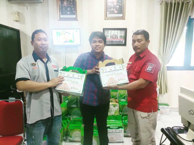 Andi Jaka Malageni (Media Sinergi), Menerima Parcel Hari Raya Idul Fitri 1444 H, dari Kepolisian Daerah (Polda) Sulawesi Selatan, Kamis 13 April 2023