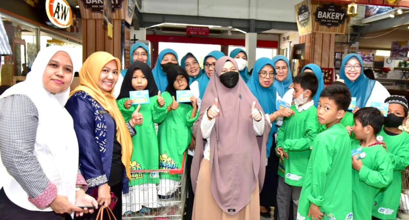 BERPOSE Ketua Tim Penggerak PKK Sulsel Naoemi Octarina Berpoto bersama  Anak Yatim usai belanja ditrasmart Makassar