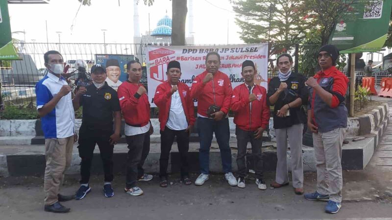 Ketua DPD Bara-JP Sulsel, Alres Ronaldy, SH Beserta Jajaran Pengurus, Membagikan Takjil Buka Puasa, di Jalan Penghibur, Pantai Losari, Kota Makassar, Jum'at 14 April 2023