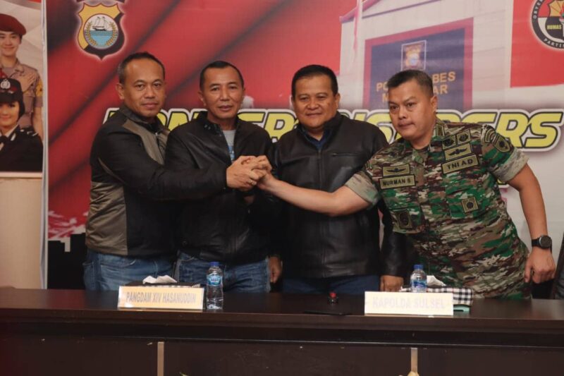 Kapolda Sulsel, Irjen Pol Setyo Boedi Moempoeni Harso dan Pangdam XIV Hasanuddin, Mayjen TNI Dr. Totok Imam Santoso, Menggelar Konferensi Pers Terkait Pengrusakan Fasilitas Milik Polri, di Mapolrestabes Makassar, Jum'at 14 April 2023