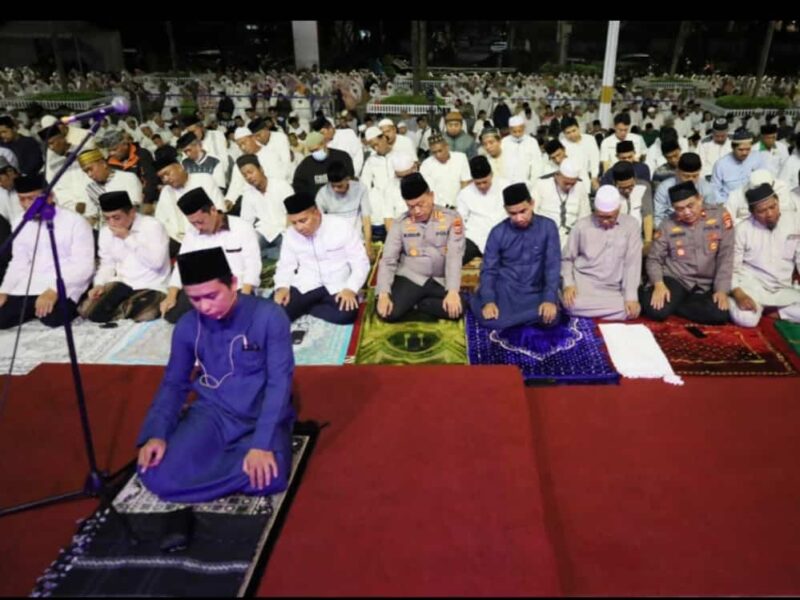 Wali Kota Makassar, Ir. Moh. Ramdhan Pomanto Bersama Masyarakat, Melaksanakan Salat Subuh Berjamaah, di Anjungan City of Makassar, Sabtu 15 April 2023.