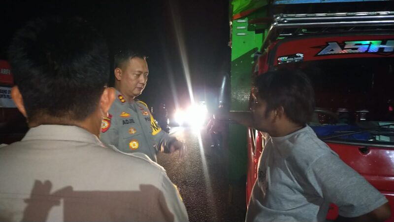 Kapolres Pinrang AKBP Santiaji Kartasasmita memberikan himbauan kepada para supir yang melintas di jalan trans Sulawesi poros Pinrang - Parepare