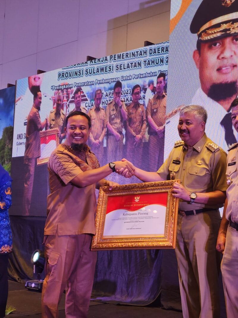 Gubernur Sulsel menyerahkan penghargaan kepada Bupati Pinrang