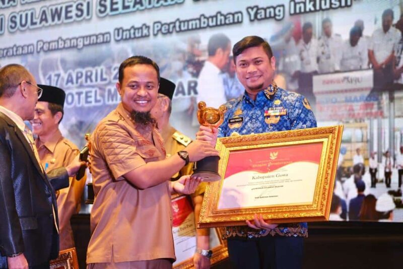Bupati Gowa, Dr. Adnan Purichta Ichsan, SH, MH, Menerima Penghargaan Kategori Kabupaten dengan Komitmen Tinggi dalam Perencanaan Pembangunan Daerah yang Responsif Gender, Anak dan Disabilitas, di Phinisi Ballroom, Hotel Claro Makassar, Senin 17 April 2023