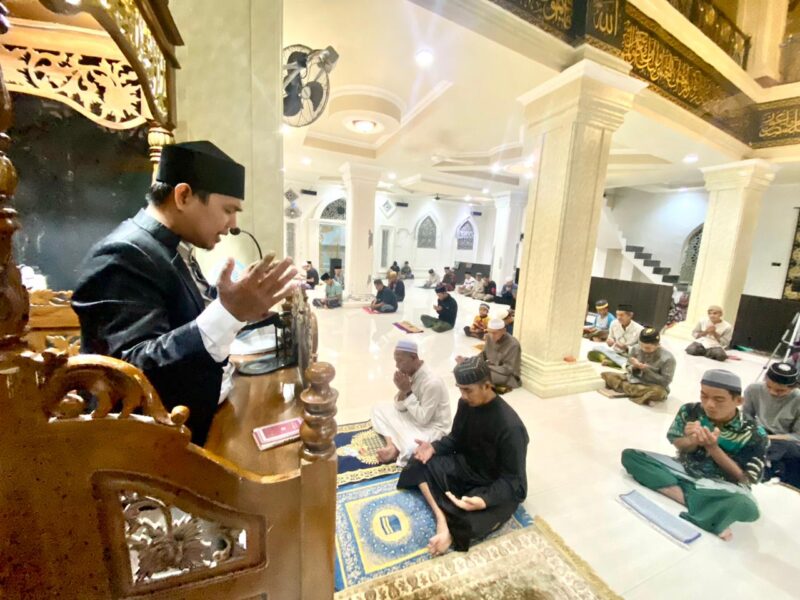 Muhammad Asdar Saat Berceramah Subuh di Masjid Jami’atul Khaeriyah Siwa Kabupaten Wajo Rabu 19 April 2023