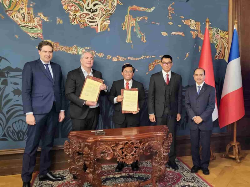 Direktur Utama PLN, Darmawan Prasodjo, Melakukan Penandatanganan Memorandum of Understanding (MoU) dengan Hydrogen de France SA (HDF), di Paris, Perancis, Rabu 19 April 2023