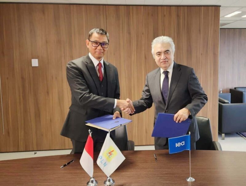 Direktur Utama PLN, Darmawan Prasodjo, Melakukan Penandatanganan Nota Kesepahaman dengan Executive Director of IEA, Fatih Birol, Rabu 19 April 2023