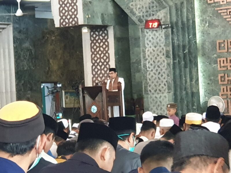 Sekretaris Umum Majelis Ulama Indonesia (MUI) Sulawesi Selatan Prof KH Muammar Bakry menjadi  khatib Salat Idul Fitri di Masjid Al Markaz Al Islami, Makassar