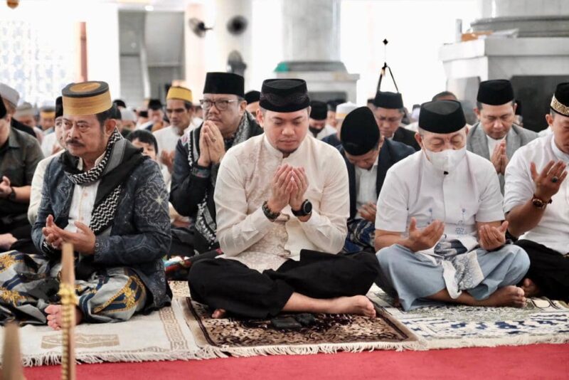 Bupati Gowa, Dr. Adnan Purichta Ichsan, SH, MH, Melaksanakan Salat Idul Fitri 1444 H, di Masjid Agung Syekh Yusuf, Sabtu 22 April 2023