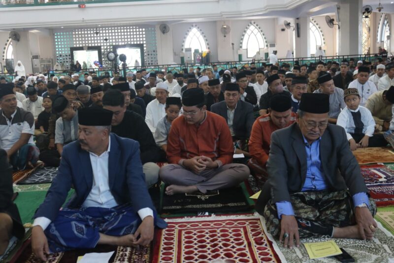 Bupati Pinrang didampingi wakil bupati bersama Ribuan jamaah mendengarkan khutbah Idul Fitri