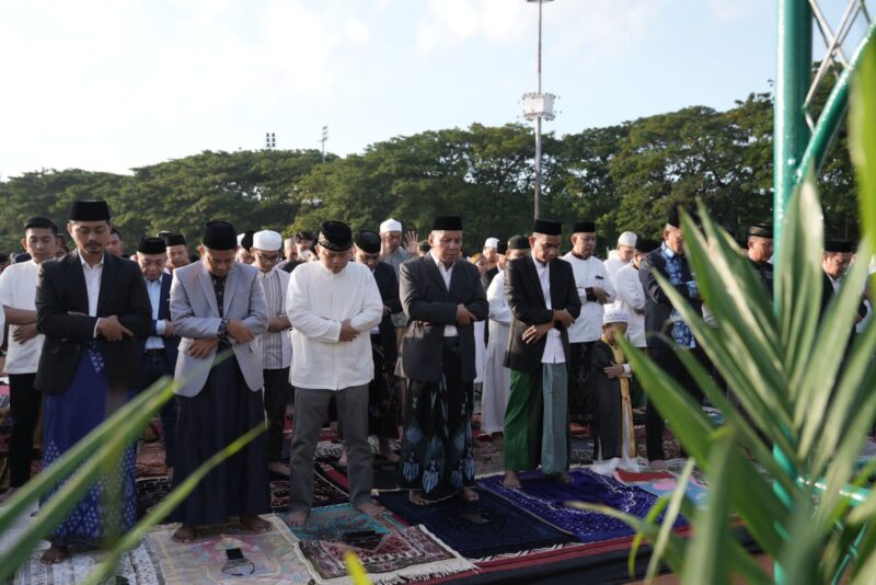 Wali Kota Makassar, Ir. Moh. Ramdhan Pomanto, Melaksanakan Salat Idul Fitri 1444 H, di Lapangan Karebosi, Sabtu 22 April 2023
