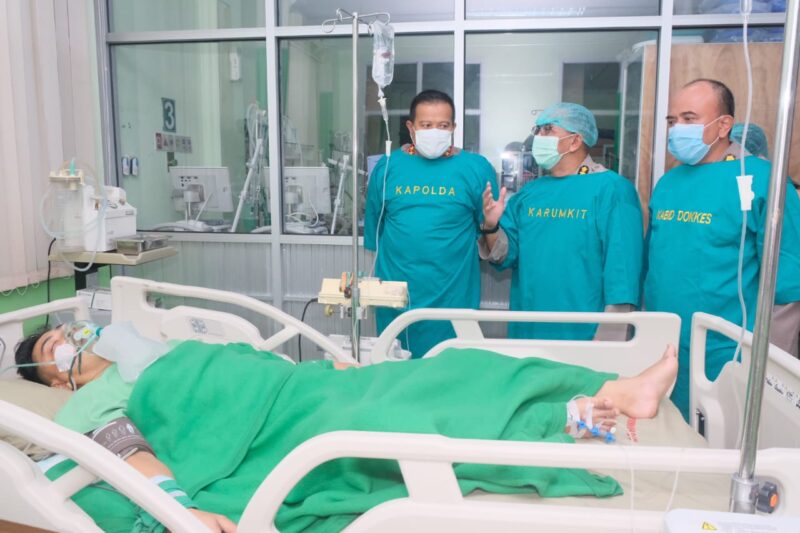 Kapolda Sulsel, Irjen Pol Setyo Boedi Moemponi Harso, Menjenguk Bripka Mus Mulyadi, di Rumah Sakit Bhayangkara, Kamis 27 April 2023