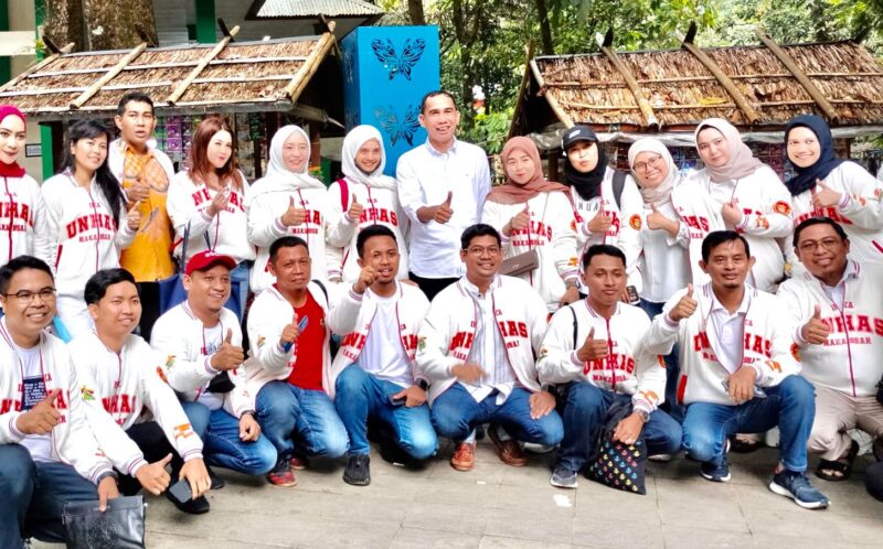 HALALBIHALAL. Ketua IKA Unhas Kota Makassar, Rudianto Lallo, bersama rombongan pengurus IKA Unhas menghadiri Temu Nasional Alumni dan Halalbihalal  di Taman Wisata Alam Bantimurung, Kabupaten Maros Sulsel, Kamis 27 April 2023