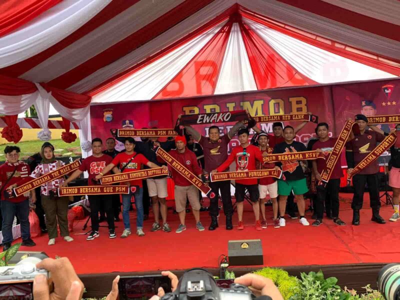 Kapolda Sulsel, Irjen Pol. Setyo Boedi Moempoeni Harso, Berbaur dengan Suporter PSM Makassar, di Parepare, Minggu 16 April 2023