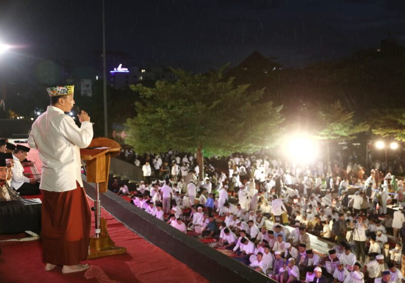 Pangdam XIV Hasanuddin, Mayjen TNI Totok Imam Santoso, Mengapresiasi Wali Kota Makassar Atas Programnya Melaksanakan Salat Subuh Berjamaah, di Anjungan Pantai Losari, Sabtu 8 April 2023