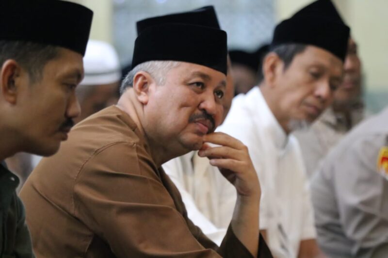 Bupati Pinrang didampingi sekda mendengarkan laporan panitia mesjid sebelum pelaksanaan Tarwih berjamaah