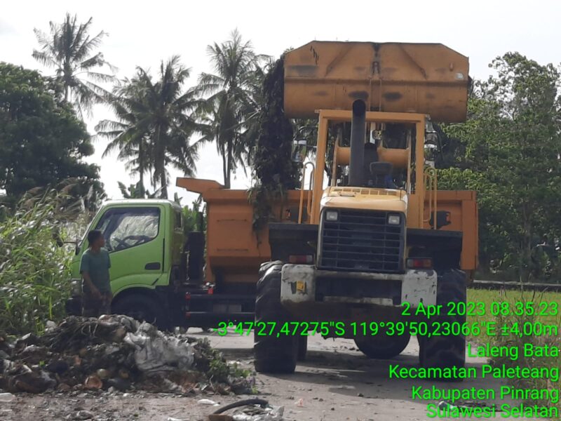 Dinas Perkim LH lakukan pembersihan sampah menggunakan alat berat di jalan lingkar Laleng Bata