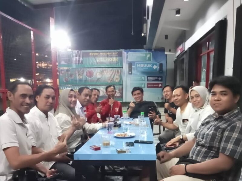 Pengurus DPD Bara JP Sulsel, Melakukan Pertemuan dengan Ketua Dewan Penasehat, Rudi Pieter Goni, di Mbuuk Cafe & Resto, Jalan Landak Baru, Kamis 18 Mei 2023