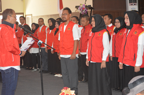 Ketua IKA Unhas Wilayah Sulsel Mohammad Ramdhan Pomanto melantik dan mengambil sumpah Pengurus IKA Unhas Daerah Wajo di Ruang Pola Kantor Bupati Wajo, Sabtu (06/05/2023)