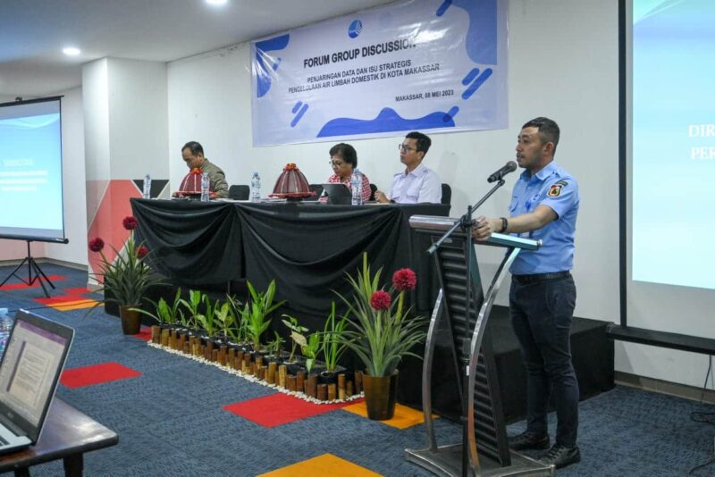 Direktur Pelayanan dan Air Limbah Perumda Air Minum Kota Makassar, Ayman Adnan, Menghadiri Forum Group Discussion, di Hotel Royal Bay, Senin 8 Mei 2023