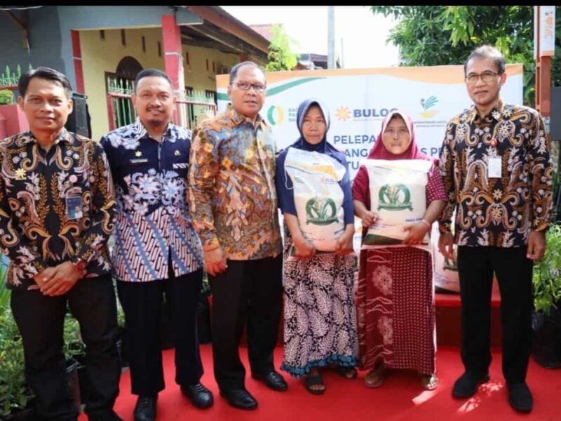 Wali Kota Makassar, Ir. Moh. Ramdhan Pomanto, Bersama Pimpinan Perum Bulog Sulselbar, Melepas Penyaluran Bantuan Pangan Beras Pemerintah, di Lorong Wisata Canbera, Jalan A.P. Pettarani V, Kamis 11 Mei 2023