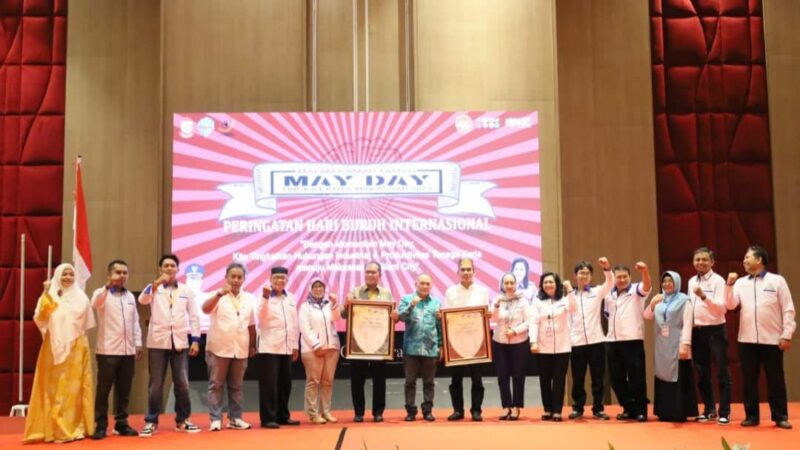 Wali Kota Makassar, Ir. Moh. Ramdhan Pomanto Bersama Ketua DPRD, Rudianto Lallo, Menerima Penghargaan di Hari Buruh Internasional, Kamis 11 Mei 2023