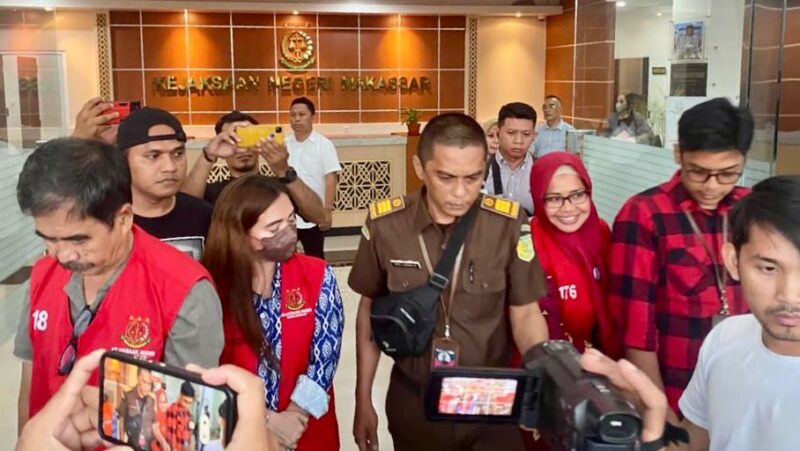 Tiga tersangka Proyek Gedung Perpustakaan Kota Makassar di Kantor Kejari Makassar, Jumat 19 Mei 2023 sore. Kepala Dinas Perpustakaan Kota Makassar, Andi Tenri A Palallo, telah ditetapkan sebagai tersangka korupsi setelah menjalani pemeriksaan selama empat jam