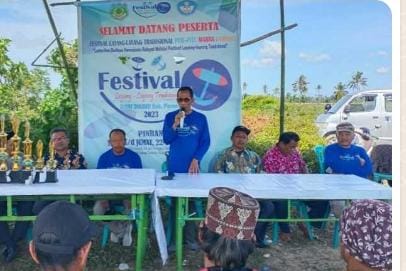 Kadis Dikbud Pinrang Andi Matjtja di dampingi Kabid kebudayaan Akkas menutup festival Layang-layang Tradisional se Kabupaten Pinrang