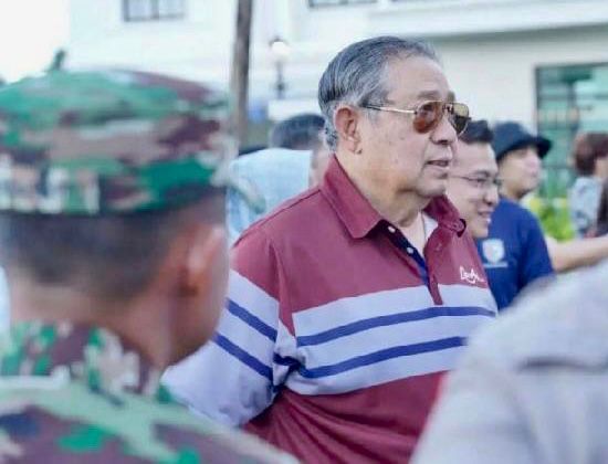 Presiden ke-6 RI Susilo Bambang Yudhoyono disambut kader dan Pengurus Partai Demokrat saat tiba di Pacitan, Jawa Timur