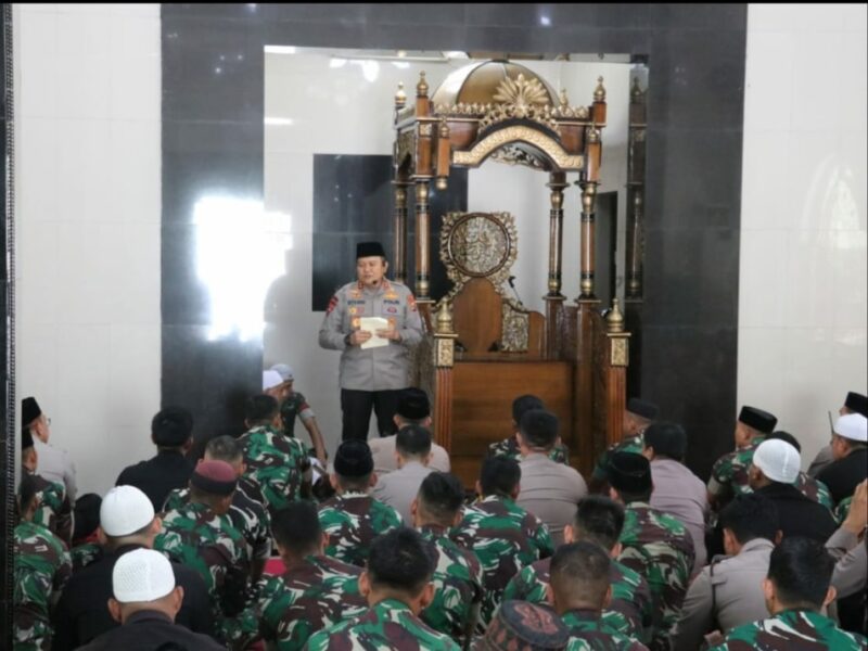Kapolda Sulsel, Irjen Pol Setyo Boedi Moempoeni Harso, usai Melaksanakan Salat Dzuhur Berjamaah dengan Komandan Batalyon Armed 6-105 Kostrad, Mayor Arm Bayu Ardhtya Nugroho, di Masjid Mako Yonarmed 6/105 Kostrad, Rabu 3 Mei 2023