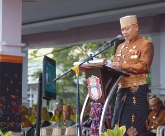 Ketua DPRD Wajo H. Andi nAlauddin Palaguna membacakan secara singkat Hari Jadi Wajo pada puncak perinagatan HJW ke 624 di Lapangan Merdeka Sengkang, Kamis (04/05/2023)