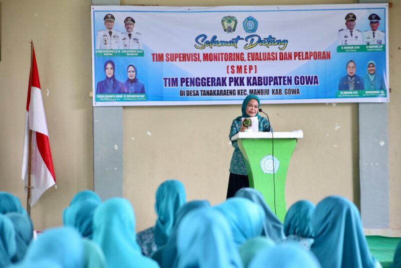 Wakil Ketua TP PKK Kabupaten Gowa, Mussadiyah Rauf, Menghadiri Demo Masak Pembuatan Puding Kelor Pelangi, di Desa Tanakaraeng, Kecamatan Manuju, Senin 8 Mei 2023