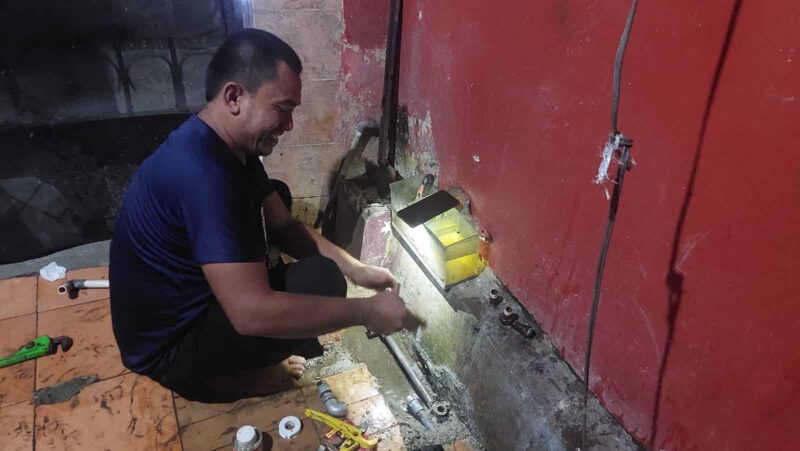 Petugas Tekhnik Perumda Air Minum Kota Makassar Wilayah 6 Manggala, Melakukan Perbaikan Pipa Bocor di Rumah Pelanggan PDAM Makassar, Rabu 31 Mei 2023