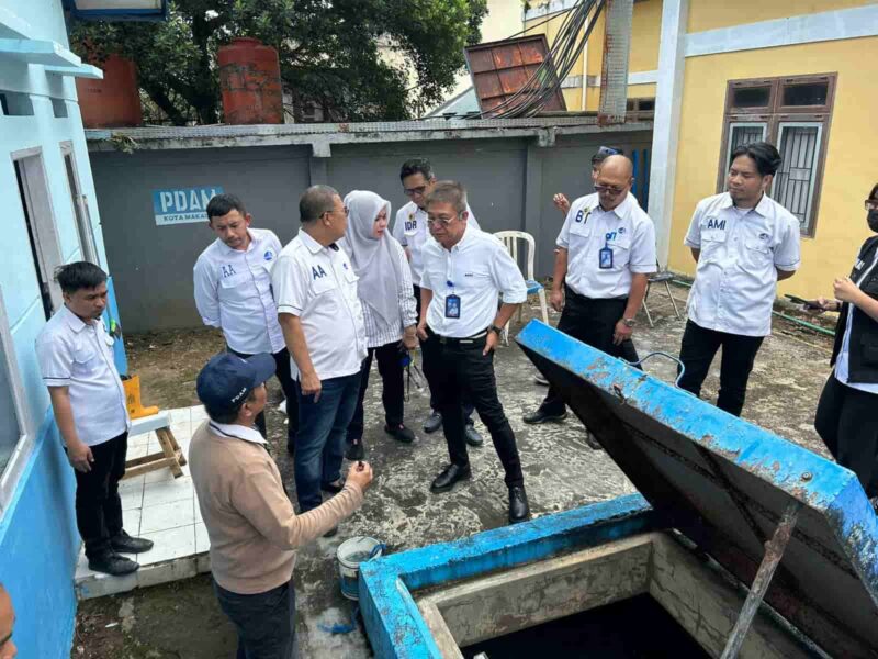 Direktur Utama Perumda Air Minum Kota Makassar, Beni Iskandar, Meninjau Reservoir di Asrama Haji Sudiang, Rabu 17 Mei 2023