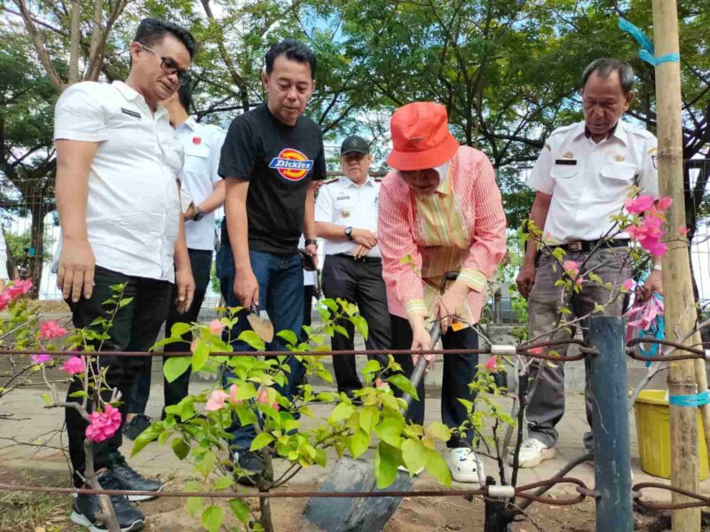 Ketua TP PKK Kota Makassar, Indira Yusuf Ismail Bersama Dinas Lingkungan Hidup, Melakukan Penanaman Pohon, di Jalan Metro Tanjung Bunga, Rabu 31 Mei 2023