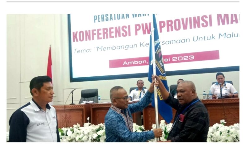 Alexander Sariwating menerima bendera PWI dari Ketua Umum PWI Pusat, Atal Deparididampingi Ketua Bidang Organisasi. H.Zulkifli Gani Ottoh