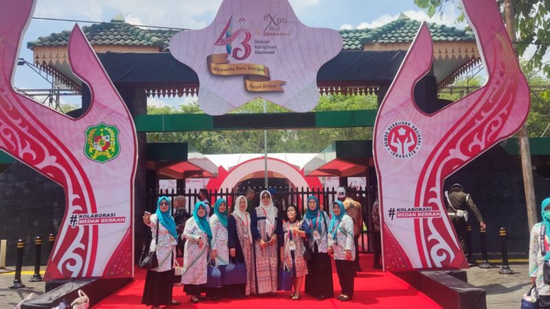 Ketua Dewan Kerajinan Nasional Daerah (Dekranasda) kabupaten Pinrang Hj.A.Sri Widiyati Irwan  bersama pengurus berfose di puncak peringatan hari Ulang Tahun Dewan Kerajinan Nasional